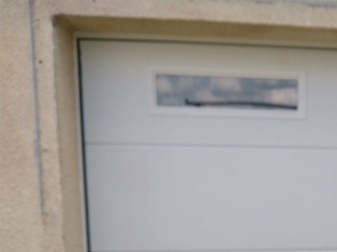 Porte de garage Tubauto SAS - Groupe Hörmann avec motorisation. Pose en rénovation en remplacement d'une porte battante extérieure bois