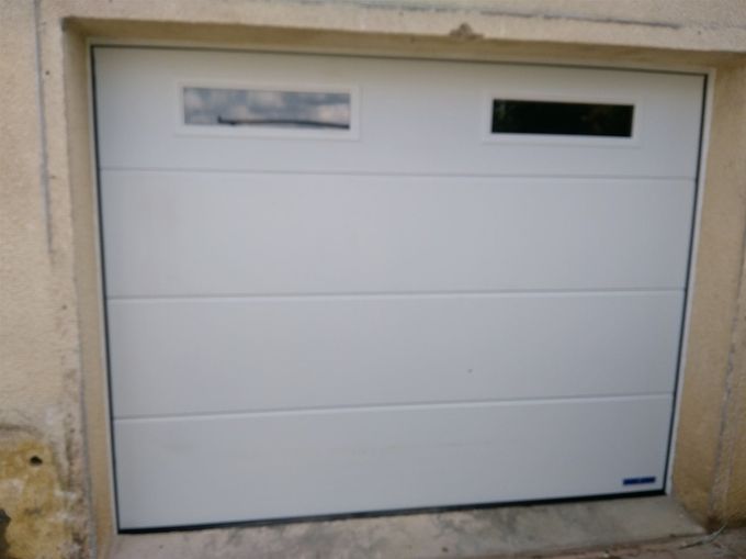 Porte de garage Tubauto SAS - Groupe Hörmann avec motorisation. Pose en rénovation en remplacement d'une porte battante extérieure bois