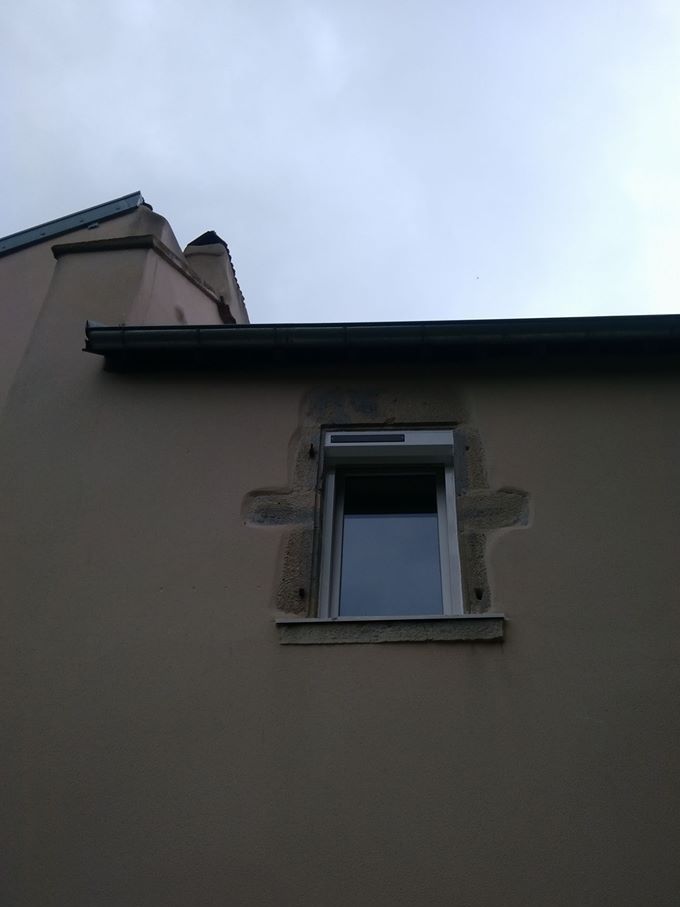 Pose de volet roulant solaire LAKAL GmbH en rénovation